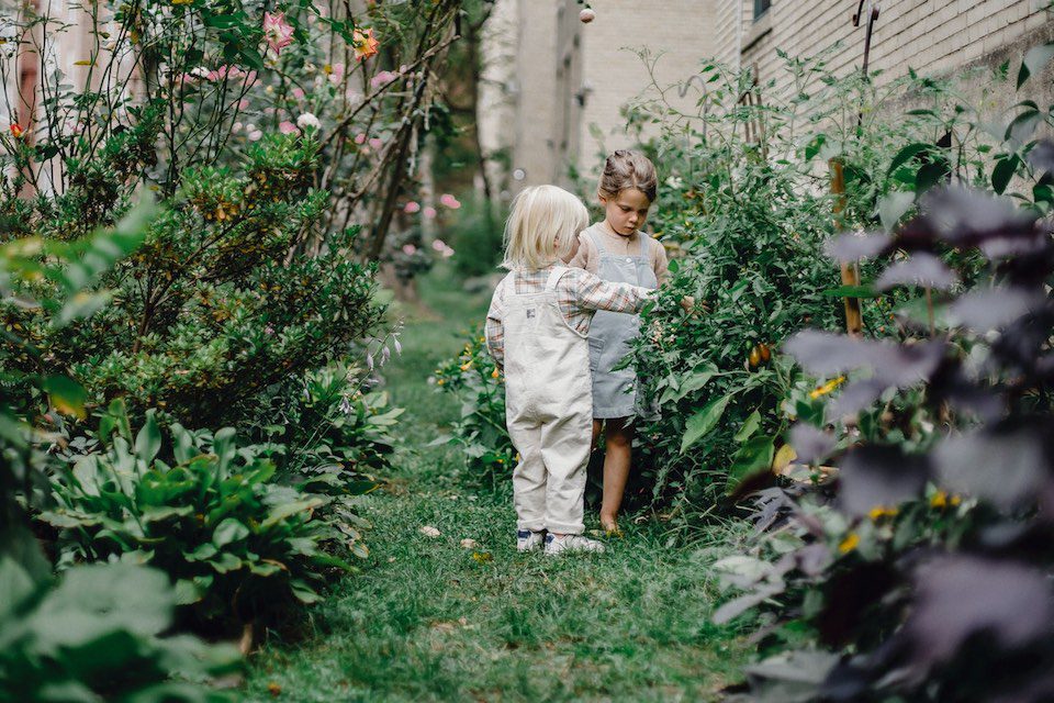 2 kids in backyard