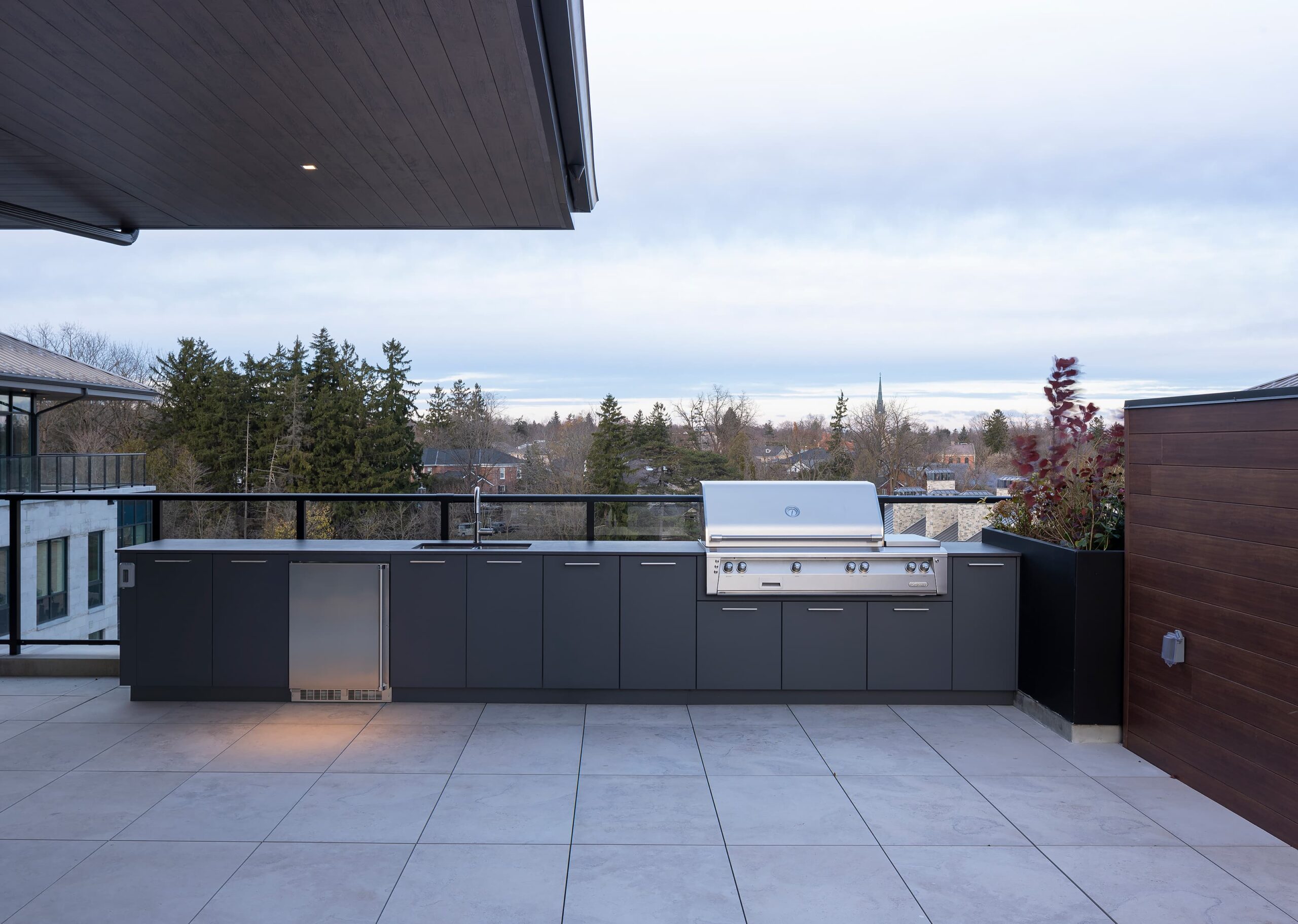 Alumina powder-coated cabinetry, Luna round stainless steel handles, and a Dekton sintered stone countertop on rooftop terrace