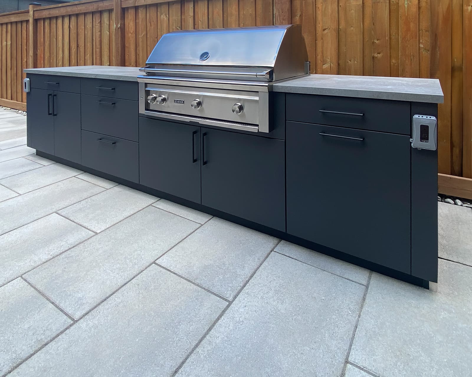 Lynx grill Alumina cabinetry in graphite